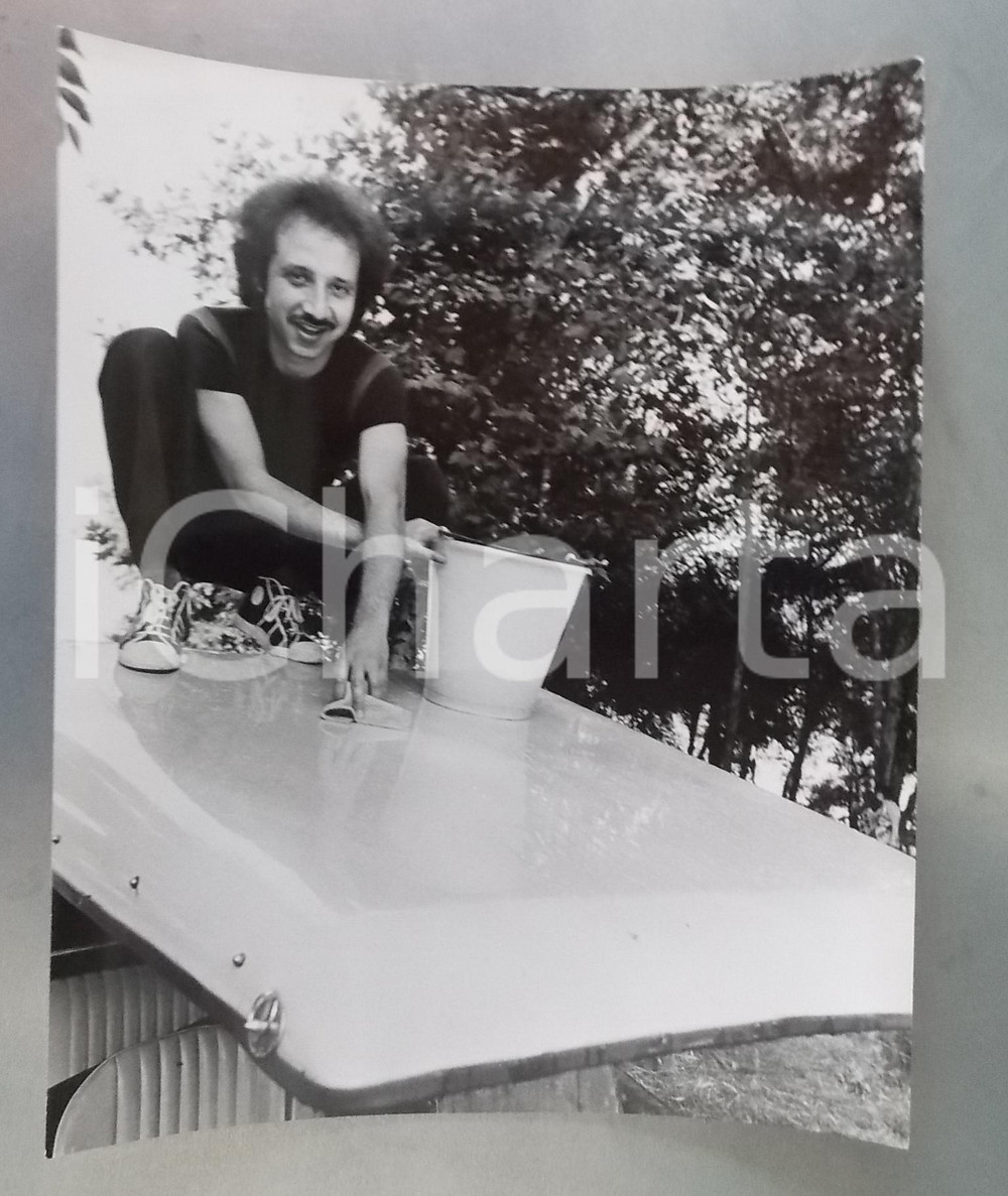 1970 ca COSTUME ITALIA Umberto BALSAMO lava l'auto in un parco (2) Foto 25x30 cm