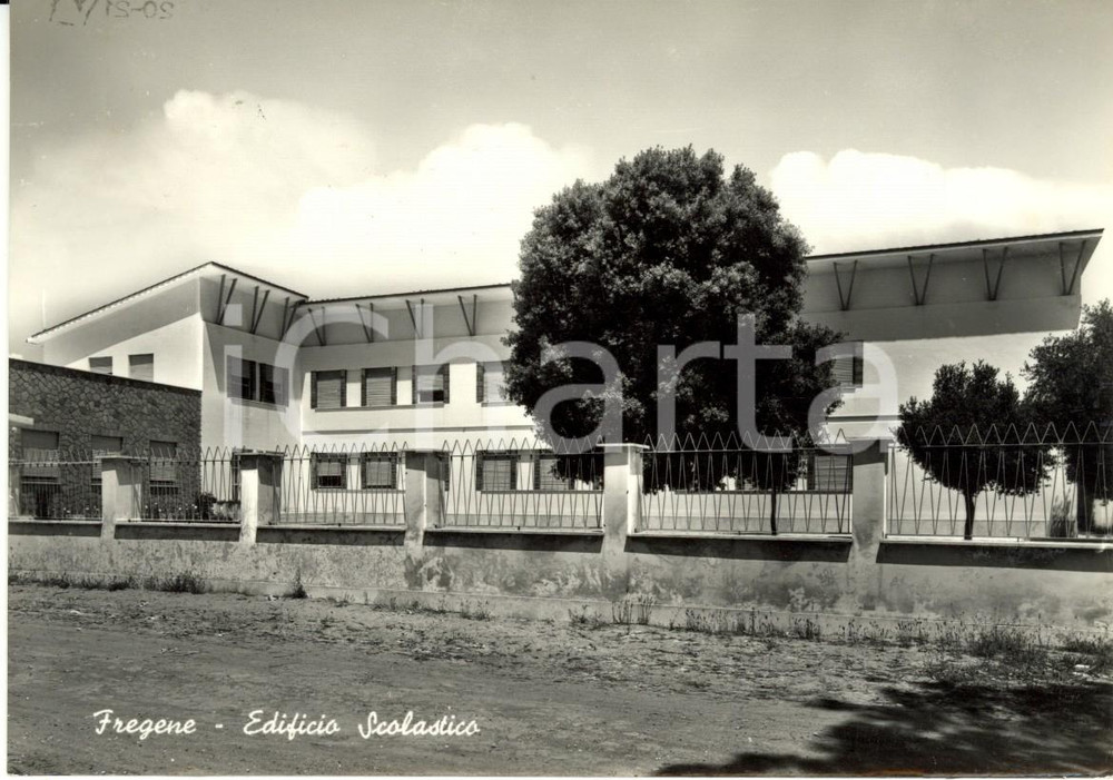 Cartolina originale da collezione 1957 FREGENE RM Veduta esterna di un edificio scolastico Cartolina FG VG 1