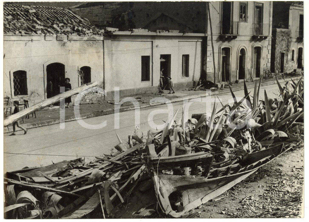 1956 CICLONE A PALIZZI MARINA (RC) Macerie delle abitazioni crollate *Foto 18x13  Fotografia d'epoca con didascalia coeva.  CONDIZIONI: G (ma minima ondulatura) FORMATO: 18x13 cm     originale e autentica 1