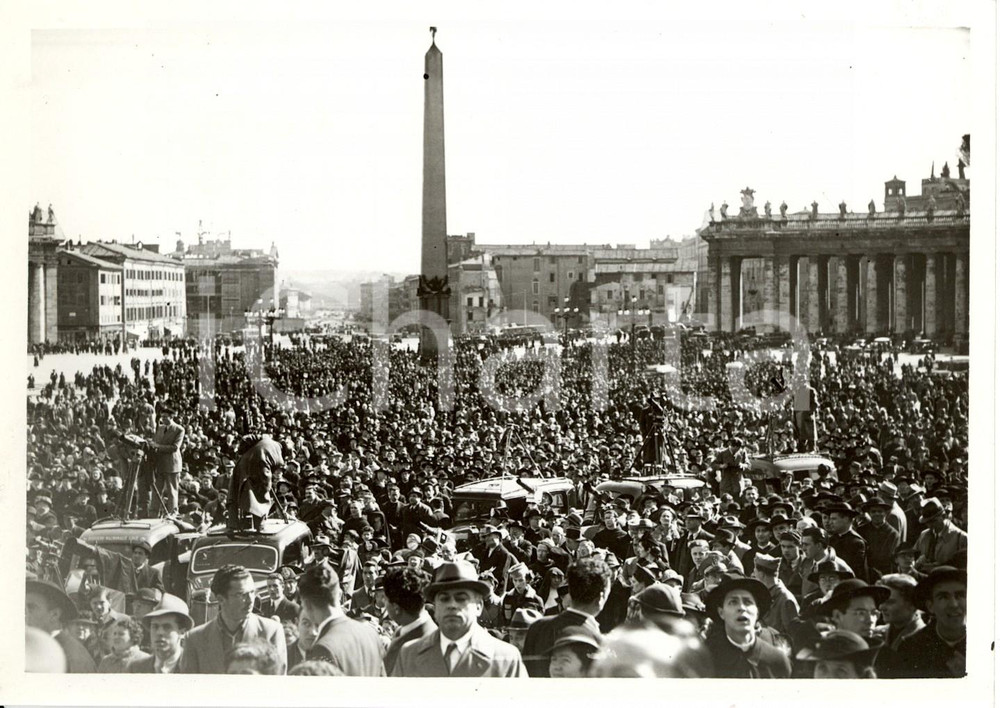 Fotografia d epoca originale 1939 ROMA Fedeli e operatori Istituto LUCE attendono prima fumata del CONCLAVE 1