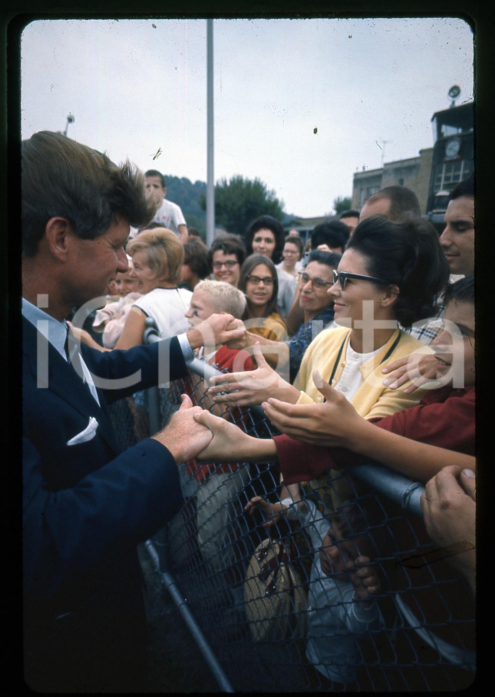 35mm vintage slide*1968 USA Robert F. KENNEDY Ritratto in campagna elettorale 10 Fotografia realizzata durante le elezioni primarie del Partito DemocraticoDiapositiva d'epoca, in formato 35 mm.   CONDIZIONI: GOODE' severamente vietata la riproduzione. Tutti i diritti sono riservati. ICharta mette in vendita, sul negozio eBay e in esclusiva sul sito "icharta" il proprio archivio composto da numerose diapositive e negativi fotografici d'epoca, tutti originali e autentici, che attraversano la storia del costume italiano tra gli la fine degli anni Sessanta e Novanta.Si tratta di uno sguardo inedito sull'attualit&agrave;, la politica, la vita quotidiana, il gossip e la cultura, che fotografa il cambiamento della nazione in quest'ultimo scorcio del XX secolo. Un'occasione unica per il mercato del collezionismo, che vede finalmente disponibile un archivio eccezionale per vastit&agrave;, tematiche e condizioni, in un settore (il negativo fotografico e la diapositiva) di assoluta novit&agrave; e dalle interessanti prospettive di investimento.  originale e autentica 1