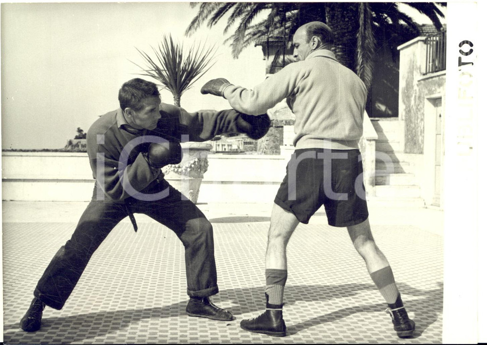 1954 SANTA MARINELLA Pugile Tiberio MITRI con l'allenatore Luigi PROIETTI Foto Fotografia d'epoca, con didascalia coeva al verso.  CONDIZIONI: G (lievi difetti di stampa) FORMATO: 18x13 cm    originale e autentica 1
