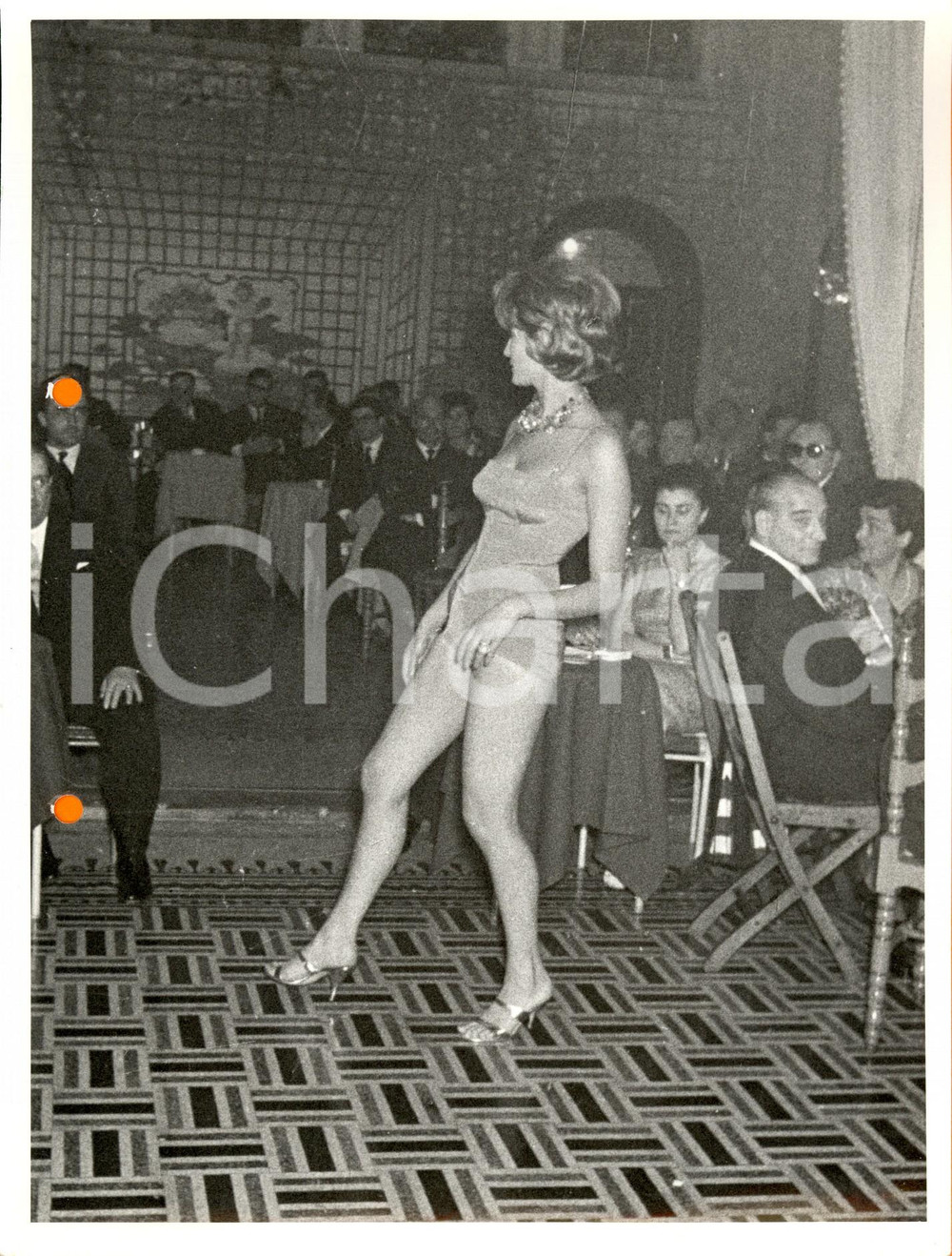 Fotografia d epoca originale 1960 ca SALSOMAGGIORE TERME PR Modella sfila in abito corto da spiaggia Foto 1