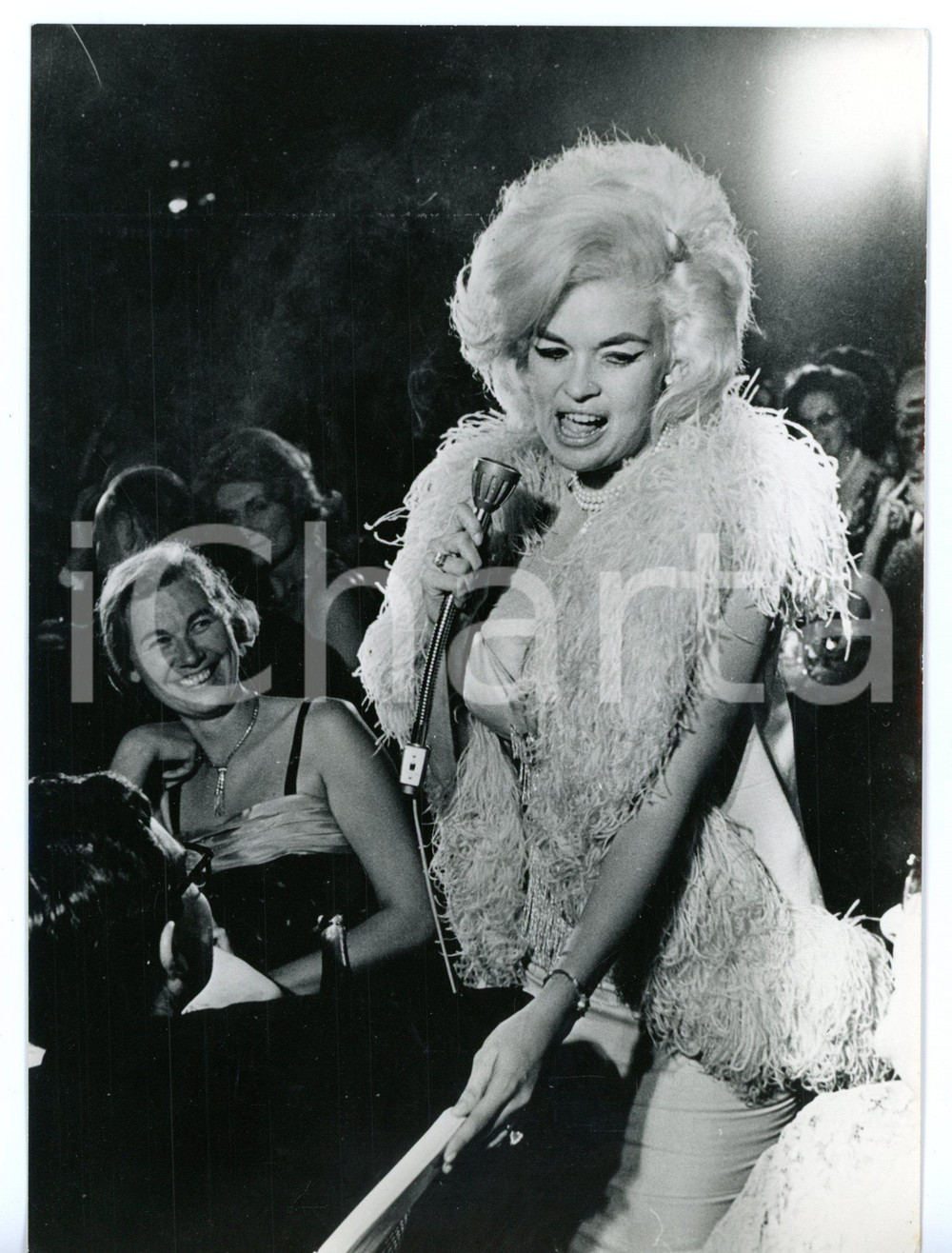 1963 MONTECARLO Spettacolo di Jayne MANSFIELD in un locale notturno *Foto 13x18 Fotografia d'epoca con didascalia coeva.  CONDIZIONI: G (ma lievi difetti di stampa) FORMATO: 13x18 cm     originale e autentica 1