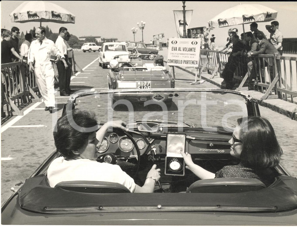 1964 AUTOMOBILISMO FIRENZE Rally femminile "Eva al volante" - Partenza *Foto Fotografia d'epoca con didascalia coeva. CONDIZIONI: G FORMATO: 18x13 cm       originale e autentica 1