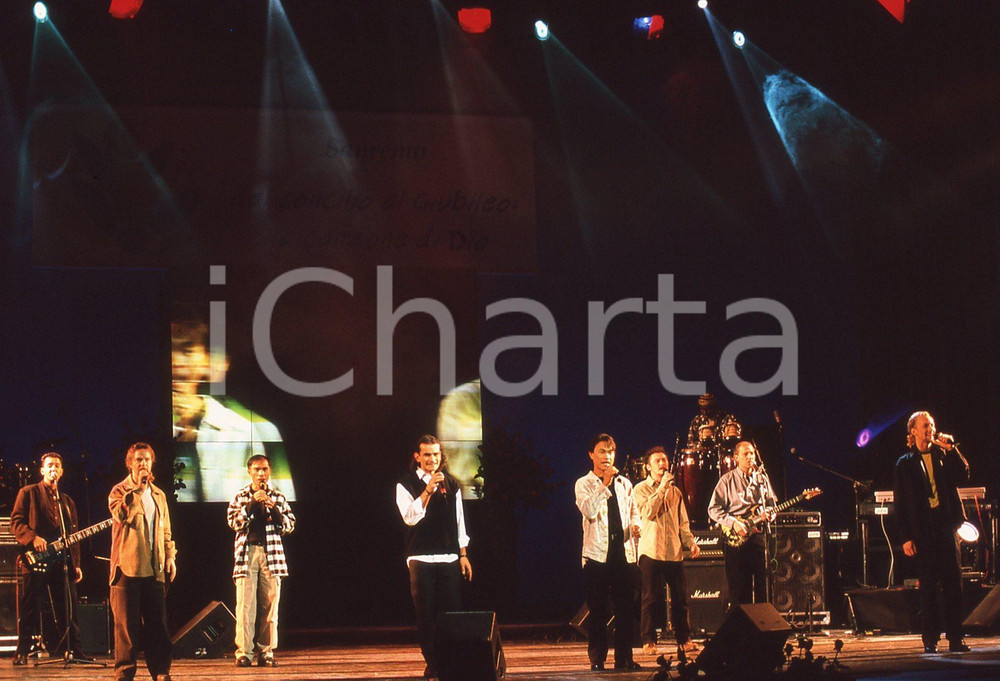 35mm vintage slide* 1999 GRANDE MEETING SANREMO complesso GEN ROSSO sul palco  Diapositiva d'epoca, in formato 35 mm.CONDIZIONI: GOODNella diapositiva sono ripresi mentre cantano Costellazioni.E' severamente vietata la riproduzione. Tutti i diritti sono riservati.Nella diapositiva ICharta mette in vendita, sul negozio eBay e in esclusiva sul sito "icharta" il proprio archivio composto da numerose diapositive e negativi fotografici d'epoca, tutti originali e autentici, che attraversano la storia del costume italiano tra gli la fine degli anni Sessanta e Novanta.Si tratta di uno sguardo inedito sull'attualit&agrave;, la politica, la vita quotidiana, il gossip e la cultura, che fotografa il cambiamento della nazione in quest'ultimo scorcio del XX secolo. Un'occasione unica per il mercato del collezionismo, che vede finalmente disponibile un archivio eccezionale per vastit&agrave;, tematiche e condizioni, in un settore (il negativo fotografico e la diapositiva) di assoluta novit&agrave; e dalle interessanti prospettive di investimento. GOOD/buono   originale e autentica 1