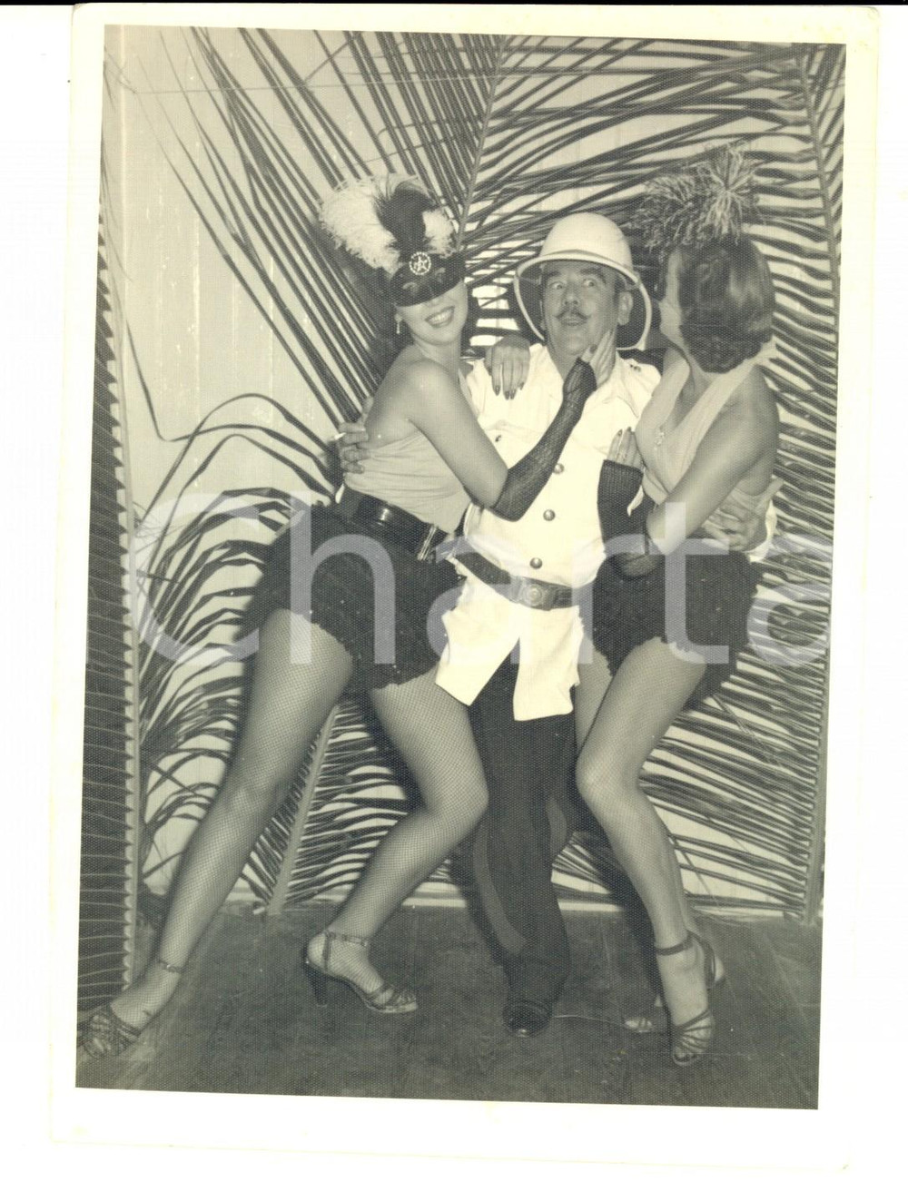Fotografia d epoca originale 1960 ca BARBADOS CABARET Esploratore accolto da due ballerine Foto VINTAGE 13x18 1