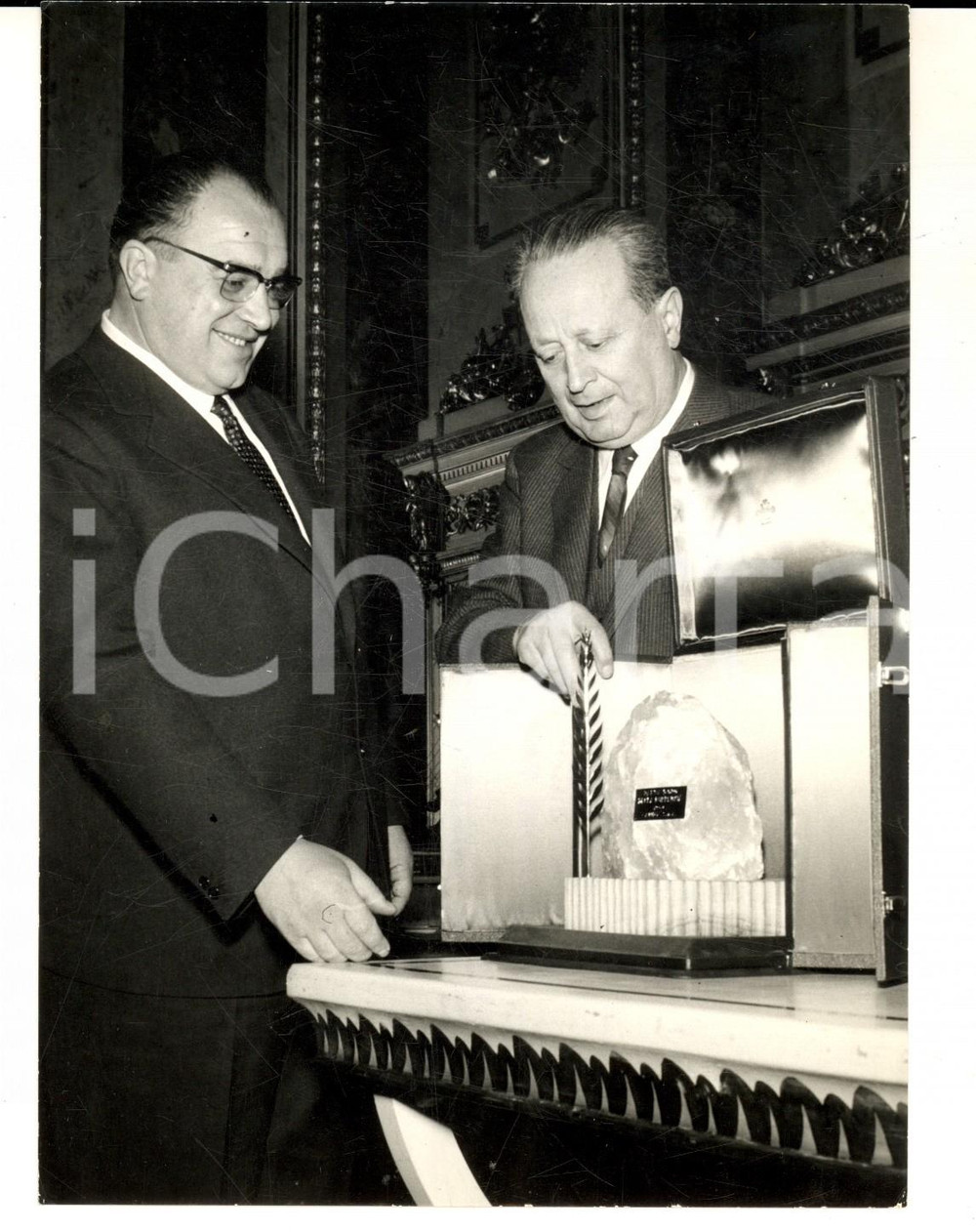 Fotografia d epoca originale 1965 MILANO Dino VILLANI consegna Palma d oro a Enzo FUMAGALLI della CANDY 1