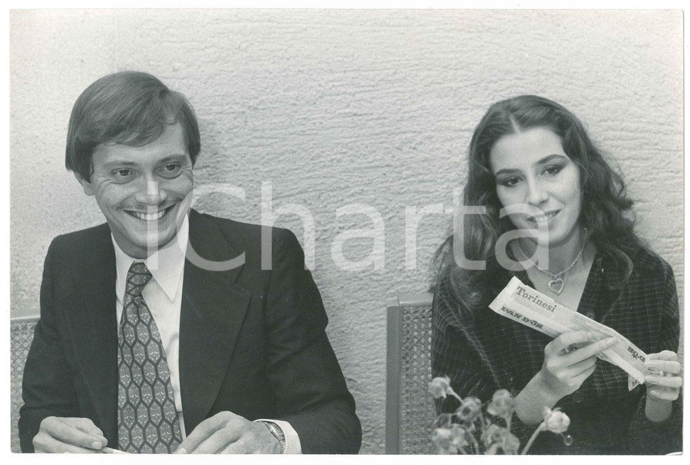 Fotografia d epoca originale 1975 ca ITALIA  COSTUME Adalberto Maria MERLI con fidanzata  Foto 30x20 cm 1 1