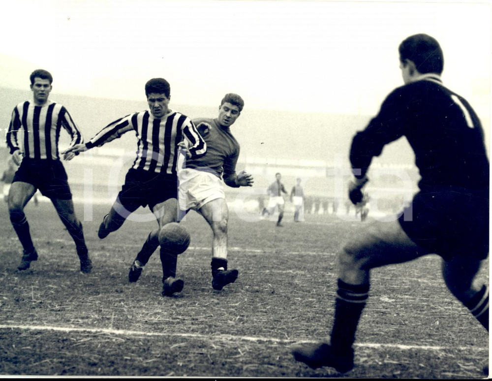 1957 CALCIO Allenamento NAZIONALE MILITARE Luciano REDEGALLI Enzo ROBOTTI *Foto Fotografia d'epoca con didascalia coeva.  CONDIZIONI: FAIR (sovraimpressione al margine superiore e lievi difetti di stampa)FORMATO: 18x13 cm     originale e autentica 1