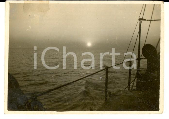 Fotografia d epoca originale 1928 LA SPEZIA Grandi manovre navali  Tramonto a bordo Foto 8x6 cm 1