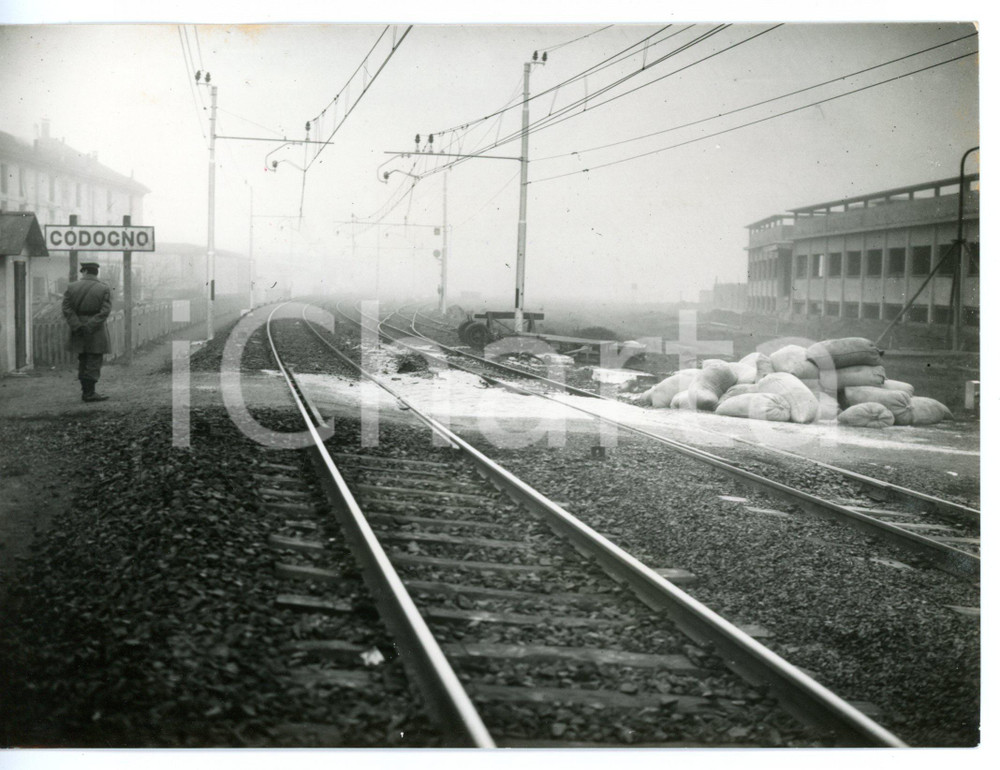 1957 STAZIONE CODOGNO Disastro ferroviario - Carabiniere sul luogo del'incidente Fotografia d'epoca con didascalia coeva al verso. CONDIZIONI: GFORMATO: 18x13 cm     originale e autentica 1
