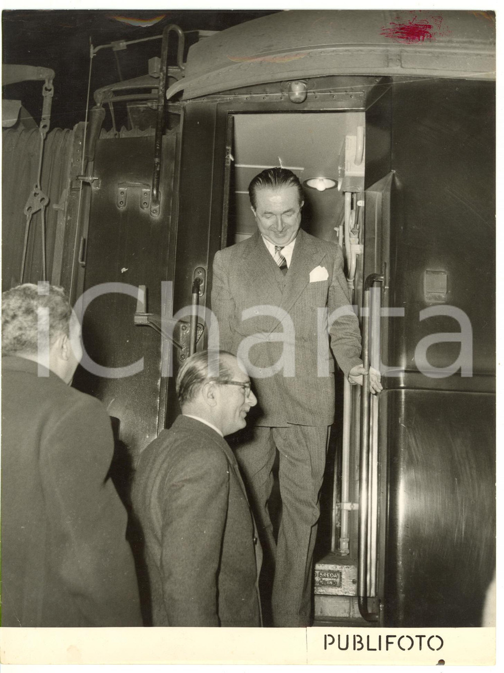 1955 ca GENOVA Giuseppe PELLA scende dal treno *Foto 18x24 cm Fotografia d'epoca.  CONDIZIONI: FAIR (macchia di inchiostro al margine superiore; piccole piegature e sovraimpressioni sparse) CONDIZIONI: 18x24 cm     originale e autentica 1