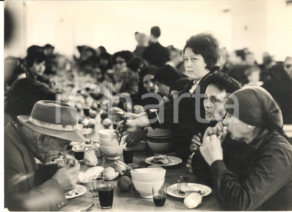1963 CIMOLAIS Colonia del Salvatore - Accoglienza sfollati del VAJONT Foto 18x13 Fotografia d'epoca con didascalia coeva al verso. CONDIZIONI: G  FORMATO: 18x13 cm     originale e autentica 1
