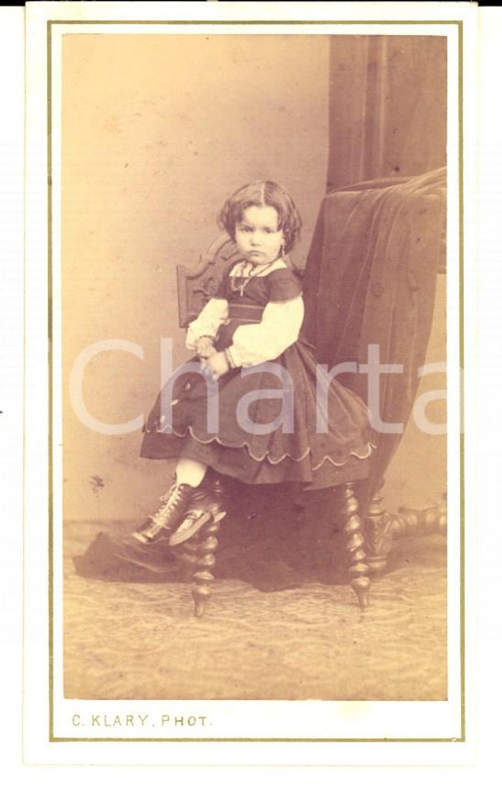 Fotografia d epoca originale 1880 ca ORAN ALGERIE Ritratto di bambina in abito scuro Foto KLARY CDV 1