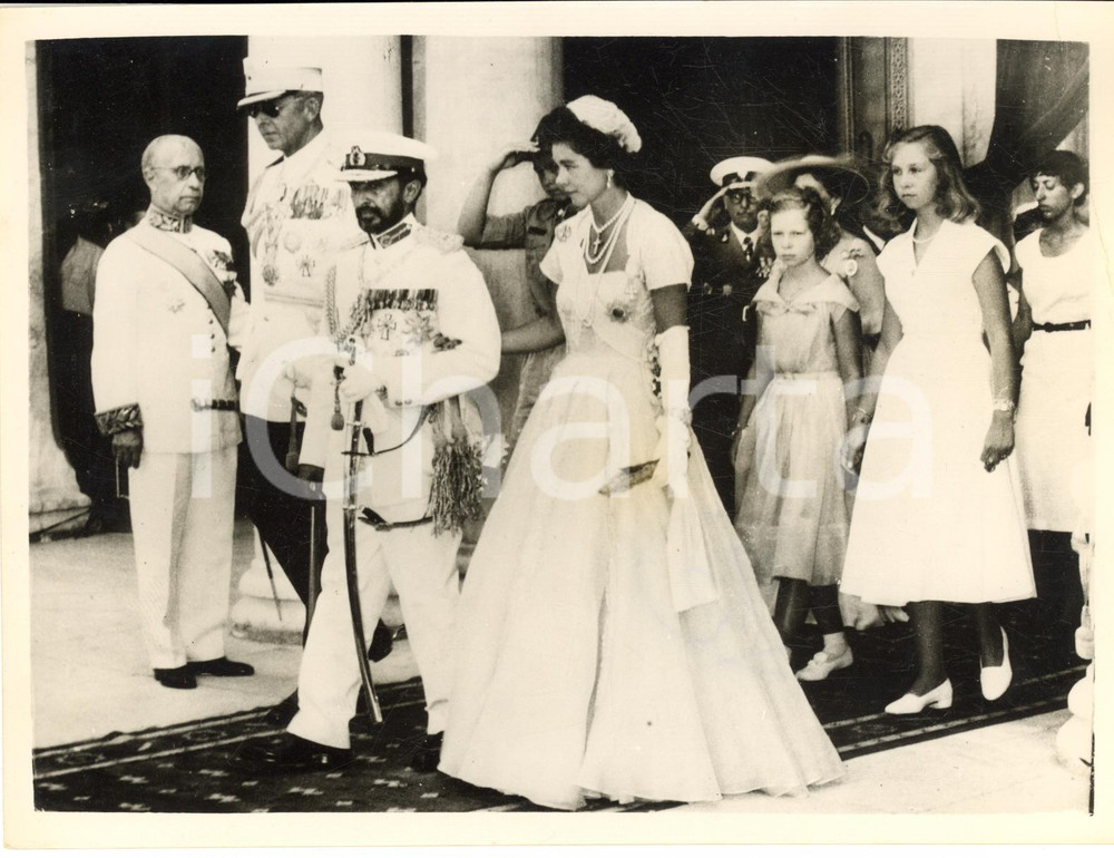 1954 ATHENS HailÃ© SELASSIE of Ethiopia leaving the cathedral *Photo 15x20 Fotografia d'epoca, con didascalia coeva al verso.Selassi&egrave;, in visita ufficiale, aveva assistito alla Messa con i sovrani di Grecia, ritratti nella foto. CONDIZIONI: POOR (piegatura al lato destro; sovraimpressione circolare)FORMATO: 20x15 cm    originale e autentica 1