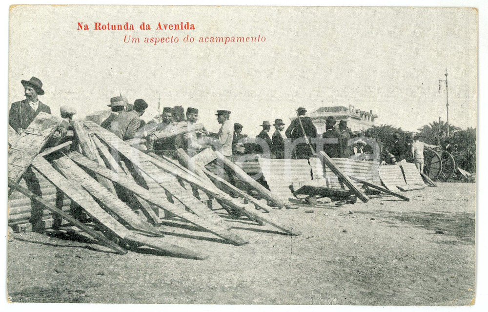 1910 IMPLANTAÇÃO DA REPÚBLICA PORTUGUEZA Na rotunda da Avenida - Bilhete postal  Cartolina postale d'epoca, non viaggiata.CONDIZIONI: POOR (piegatura all'angolo inferiore destro, lievi sbrecciature ai margini)FORMATO: FP    originale e autentica 1