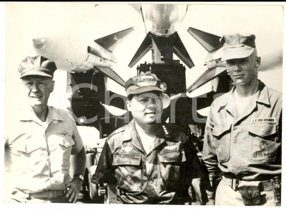 Fotografia d epoca originale 1965 DA NANG VIETNAM Gen. NGUYEN KHAN con John H. KING e Leon OBERHAUS Foto 1