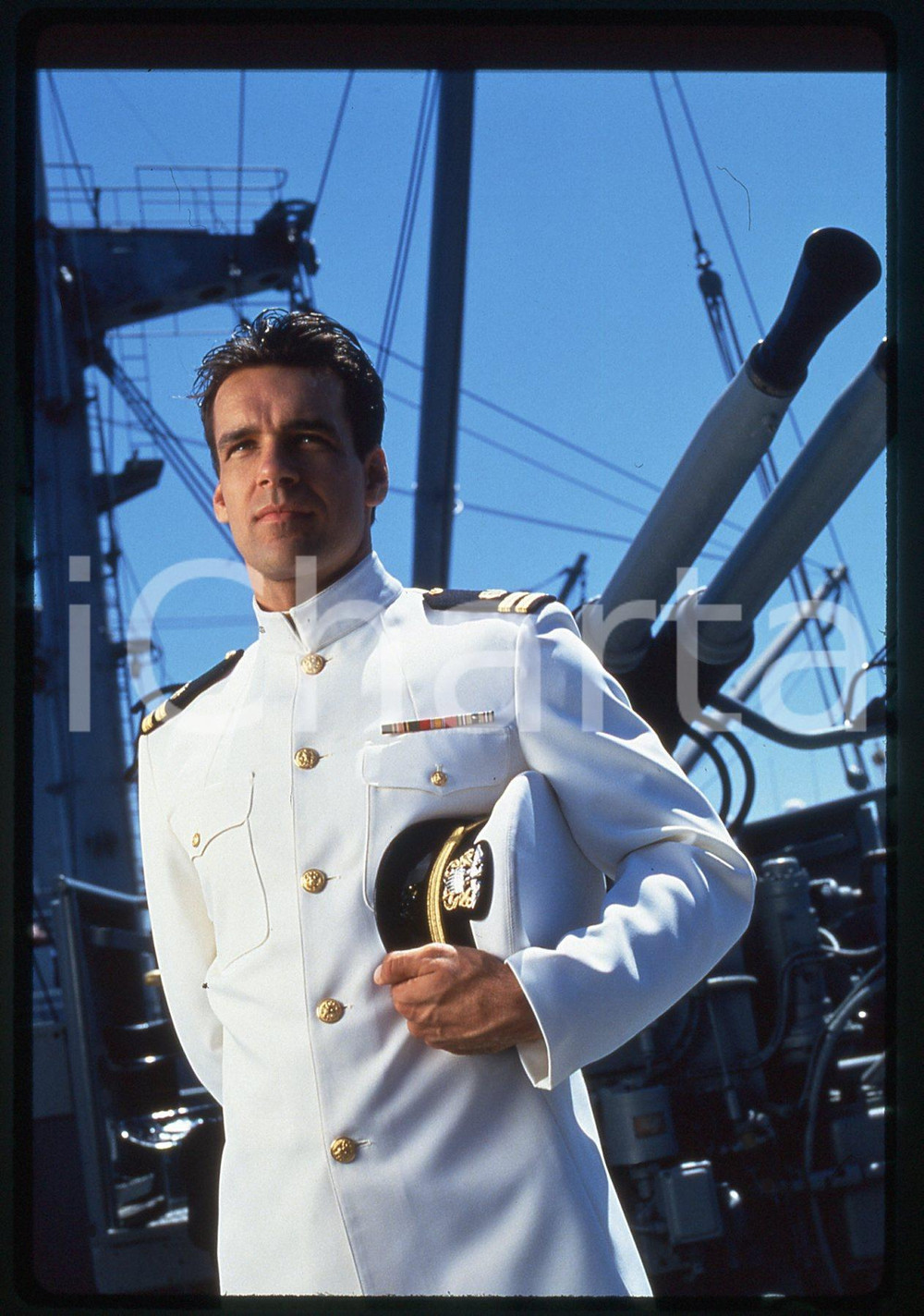 35mm vintage slide* 1995 JAG David James ELLIOTT in una scena della serie tv  Diapositiva d'epoca, in formato 35 mm.CONDIZIONI: GOODTutti i diritti riservatiE' severamente vietata la riproduzione. ICharta mette in vendita, sul negozio eBay e in esclusiva sul sito "icharta" il proprio archivio composto da numerose diapositive e negativi fotografici d'epoca, tutti originali e autentici, che attraversano la storia del costume italiano tra gli la fine degli anni Sessanta e Novanta.Si tratta di uno sguardo inedito sull'attualit&agrave;, la politica, la vita quotidiana, il gossip e la cultura, che fotografa il cambiamento della nazione in quest'ultimo scorcio del XX secolo. Un'occasione unica per il mercato del collezionismo, che vede finalmente disponibile un archivio eccezionale per vastit&agrave;, tematiche e condizioni, in un settore (il negativo fotografico e la diapositiva) di assoluta novit&agrave; e dalle interessanti prospettive di investimento.  originale e autentica 1