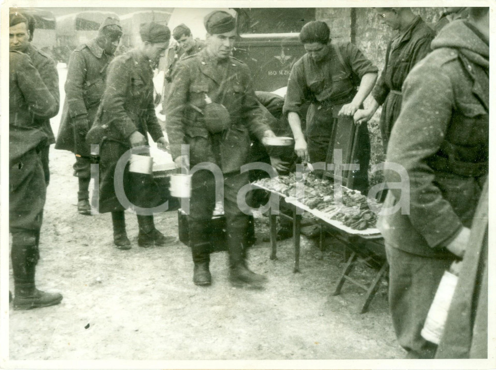 Fotografia d epoca originale 1942 RUSSIA C.S.I.R. WW2 Distribuzione del rancio alle truppe Fotografia 1