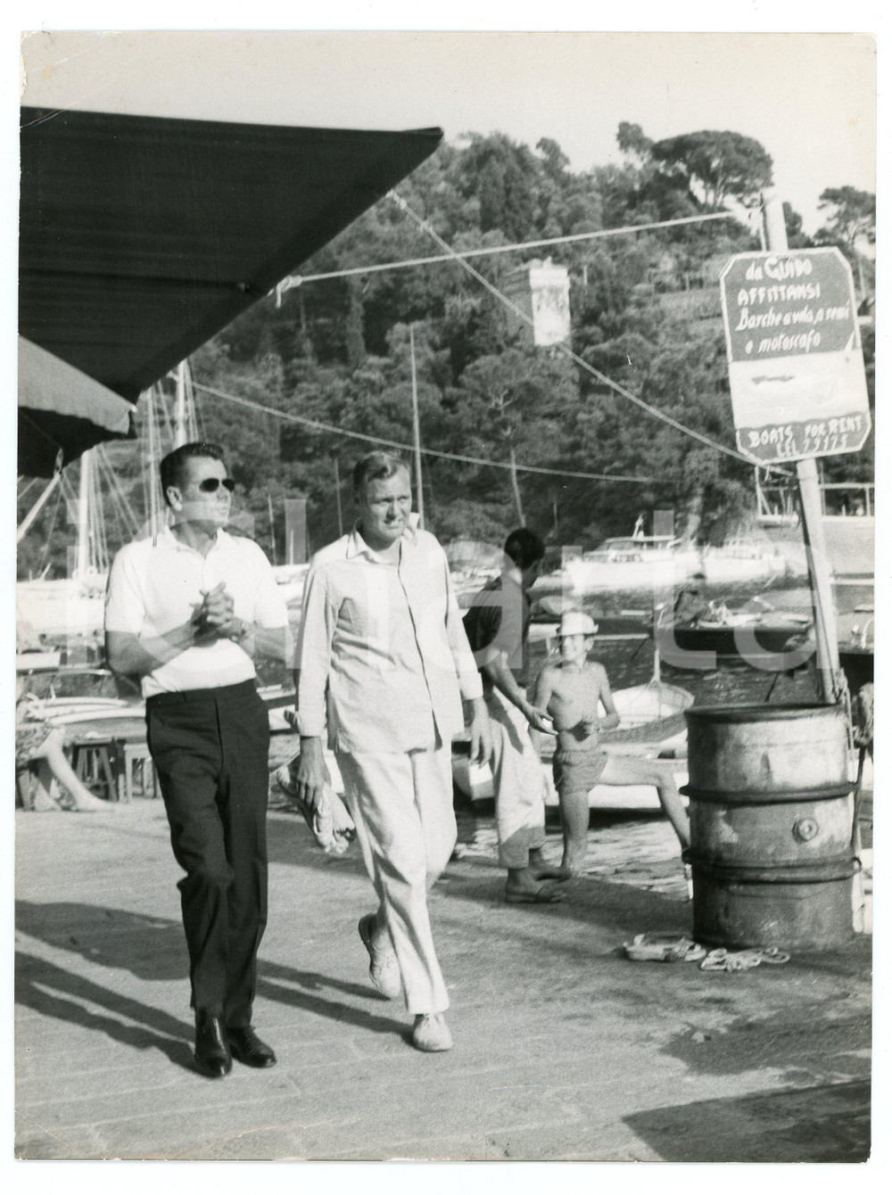 Fotografia d epoca originale 1962 PORTOFINO  Glenn FORD a passeggio con un amico Foto 18x24 cm 1