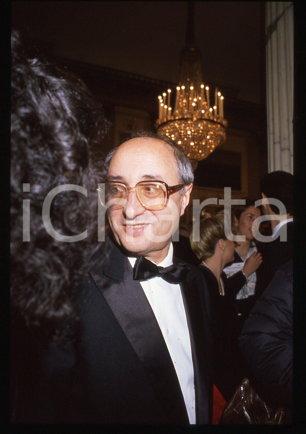 35mm vintage slide* 1992 ca MILANO Teatro alla Scala - Enrico DE MITA (2)  CONDIZIONI: GOOD Tutti i diritti riservati.E' severamente vietata la riproduzione.  ICharta mette in vendita, sul negozio eBay e in esclusiva sul sito "icharta" il proprio archivio composto da numerose diapositive e negativi fotografici d'epoca, tutti originali e autentici, che attraversano la storia del costume italiano tra gli la fine degli anni Sessanta e Novanta.Si tratta di uno sguardo inedito sull'attualit&agrave;, la politica, la vita quotidiana, il gossip e la cultura, che fotografa il cambiamento della nazione in quest'ultimo scorcio del XX secolo. Un'occasione unica per il mercato del collezionismo, che vede finalmente disponibile un archivio eccezionale per vastit&agrave;, tematiche e condizioni, in un settore (il negativo fotografico e la diapositiva) di assoluta novit&agrave; e dalle interessanti prospettive di investimento.   originale e autentica 1