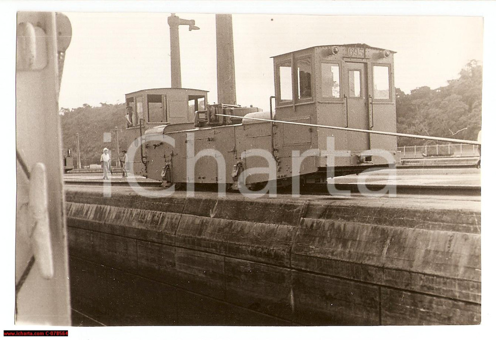 Fotografia d epoca originale 1939 Panama Canal  electric locomotive at Lock Photo 1