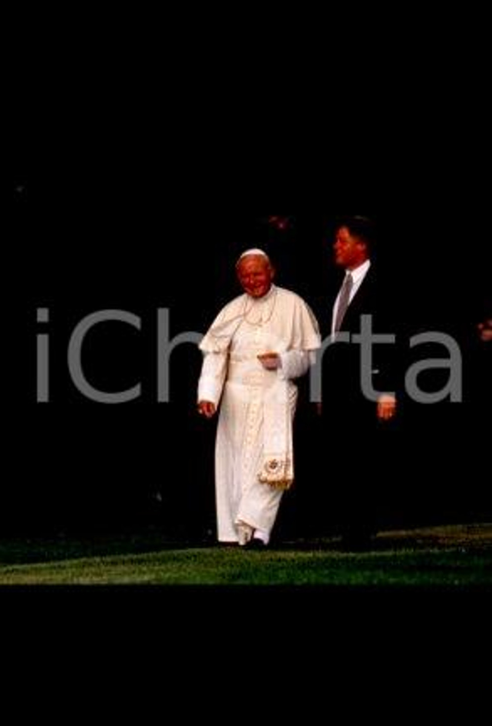 35mm vintage slide* 1993, USA, Denver, Giovanni Paolo II with Clinton (3)  Diapositiva d'epoca, in formato 35 mm.CONDIZIONI: GOODE' severamente vietata la riproduzione. Tutti i diritti sono riservati.Nella diapositiva ICharta mette in vendita, sul negozio eBay e in esclusiva sul sito "icharta" il proprio archivio composto da numerose diapositive e negativi fotografici d'epoca, tutti originali e autentici, che attraversano la storia del costume italiano tra gli la fine degli anni Sessanta e Novanta.Si tratta di uno sguardo inedito sull'attualit&agrave;, la politica, la vita quotidiana, il gossip e la cultura, che fotografa il cambiamento della nazione in quest'ultimo scorcio del XX secolo. Un'occasione unica per il mercato del collezionismo, che vede finalmente disponibile un archivio eccezionale per vastit&agrave;, tematiche e condizioni, in un settore (il negativo fotografico e la diapositiva) di assoluta novit&agrave; e dalle interessanti prospettive di investimento.  FAIR/discreto   originale e autentica 1