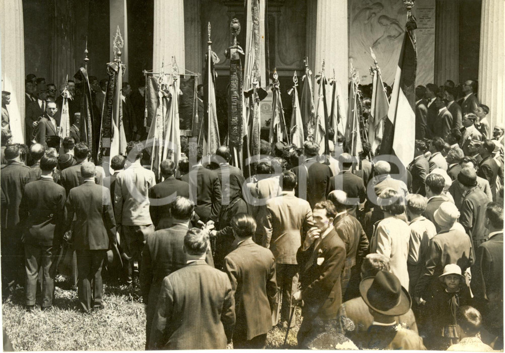 Fotografia d epoca originale 1935 ca PALLANZA VB Mutilati alla tomba del Maresciallo Luigi CADORNA Foto 1