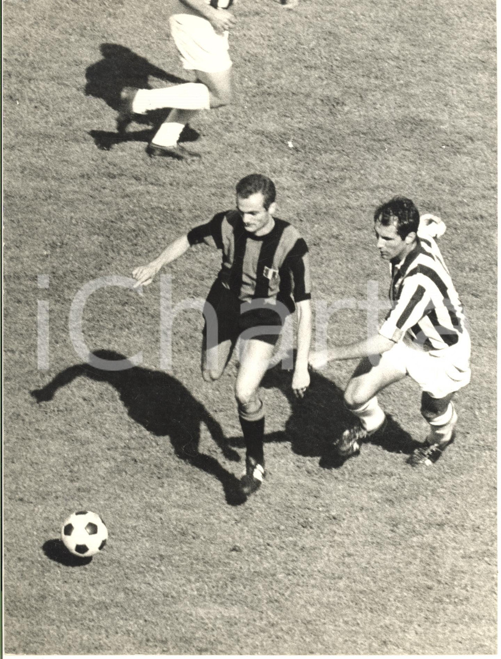 1966 CALCIO INTER-JUVENTUS 3-1 Sandro MAZZOLA ostacolato da Ernesto CASTANO