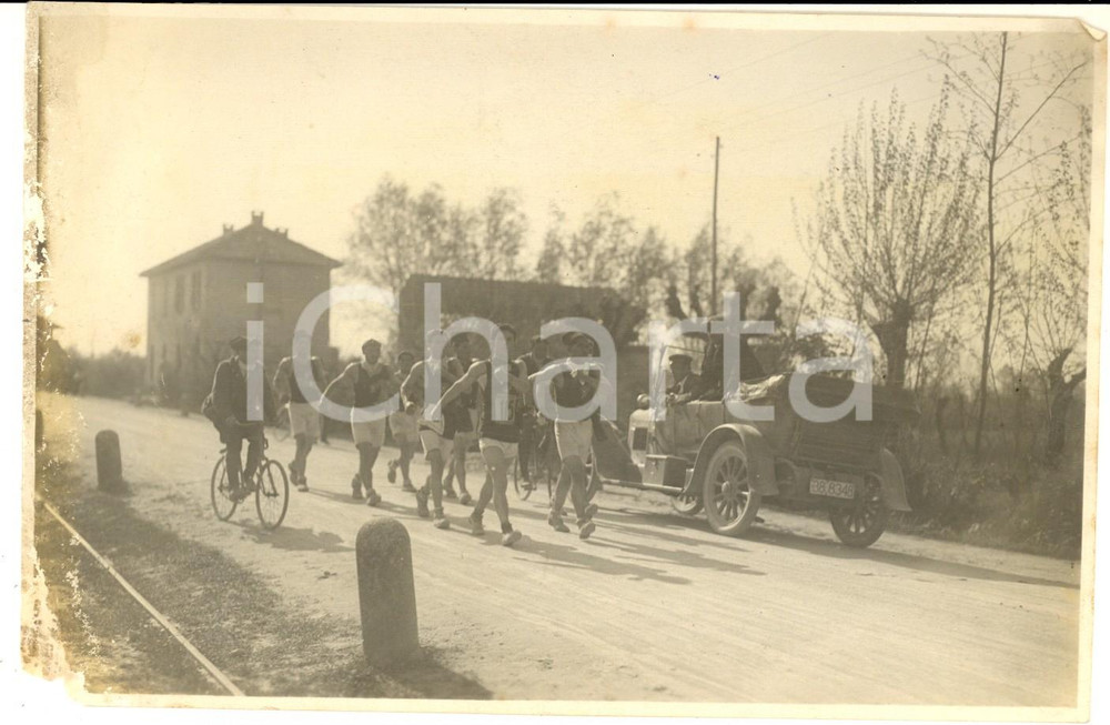 Fotografia d epoca originale 1920 ca AREA DI MILANO  ATLETICA Gara di marcia lungo un naviglio  Foto 17x11 1