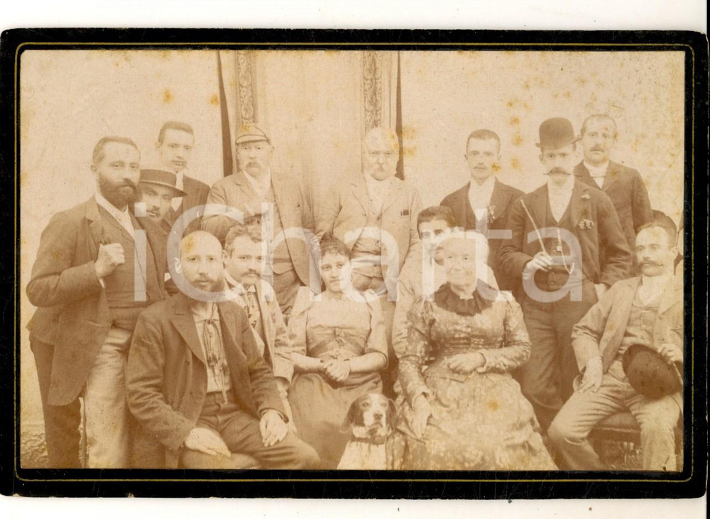 Fotografia d epoca originale 1890 ca FRANCE ? Gruppo di famiglia con un cane Foto CURIOSA 16x10 cm 1