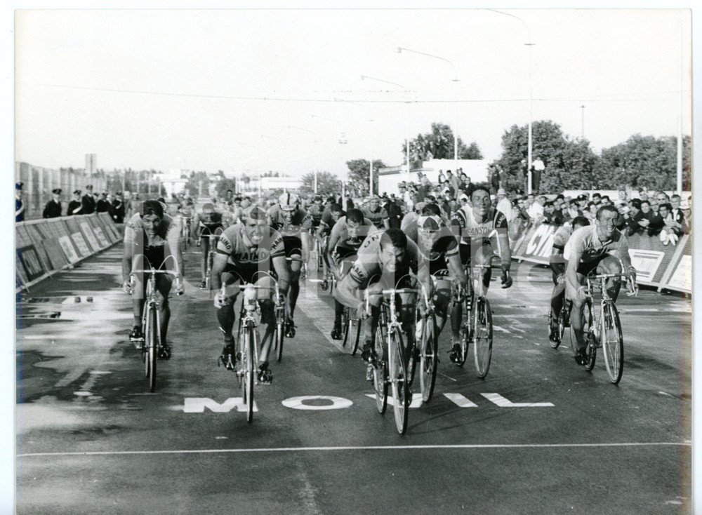 1965 CICLISMO GIRO D'ITALIA - SIRACUSA Raffaele MARCOLI taglia il traguardo 