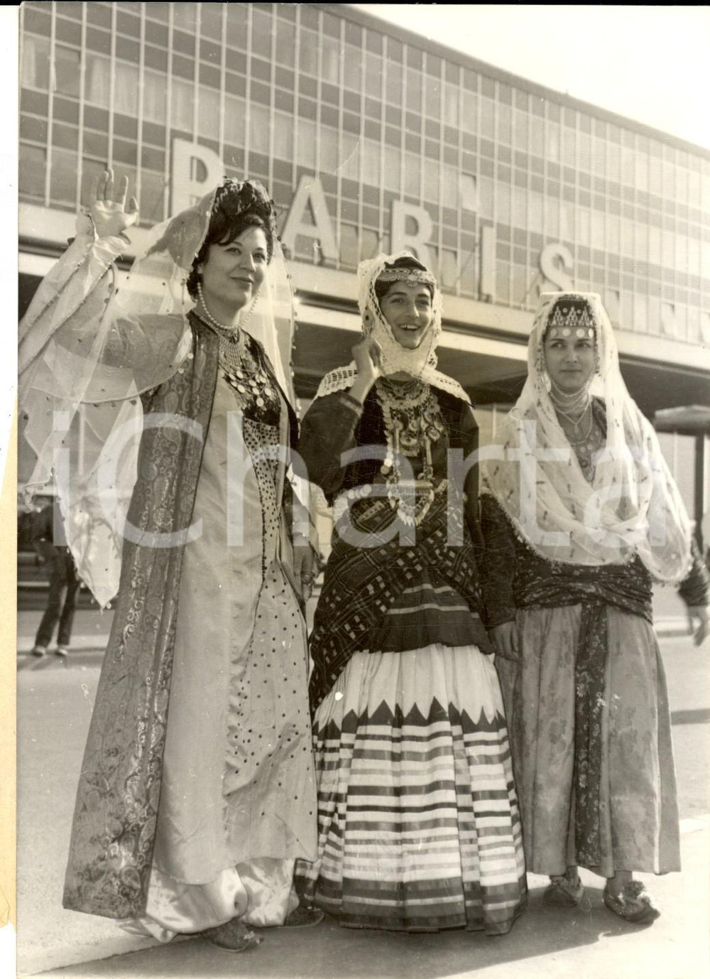 Fotografia d epoca originale 1962 PARIS Folklore IRAN  Maryam FOROUGHI va donner les clés de Téhéran Photo 1