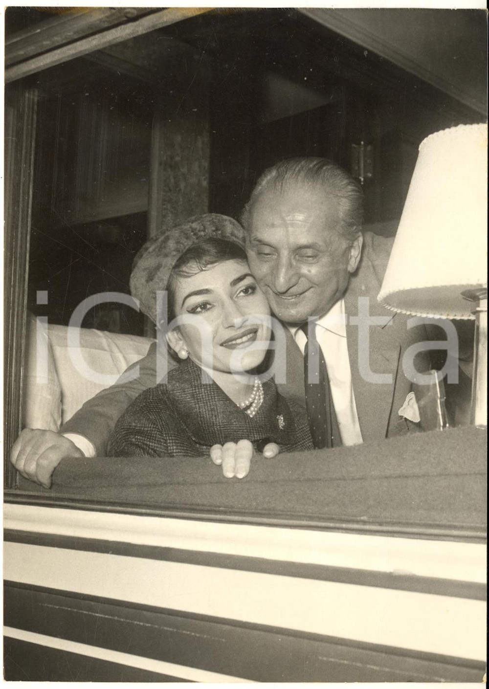 1958 ROMA Maria CALLAS in treno con il marito Giovanni Battista Meneghini *Foto