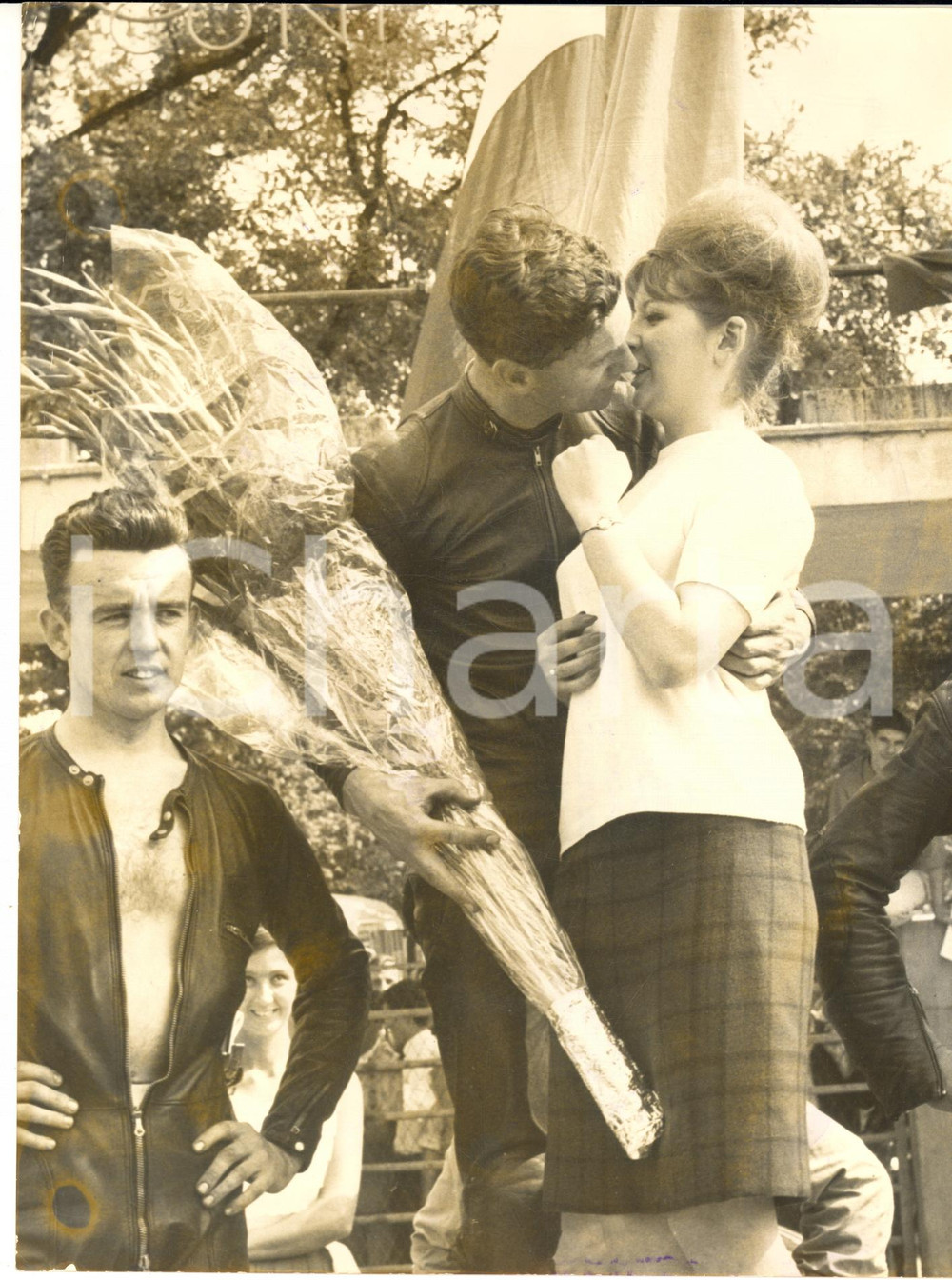 1963 MOTOCICLISMO GP MONZA Il vincitore Jim REDMAN con la moglie - Foto 18x24 cm