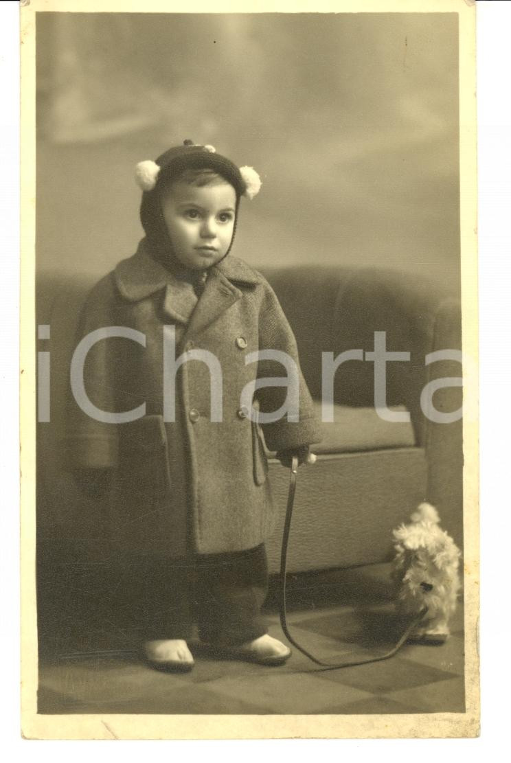 Fotografia d epoca originale 1930 ca MELZO MI Ritratto di bambino con barboncino Foto A. VITALI FP NV 1
