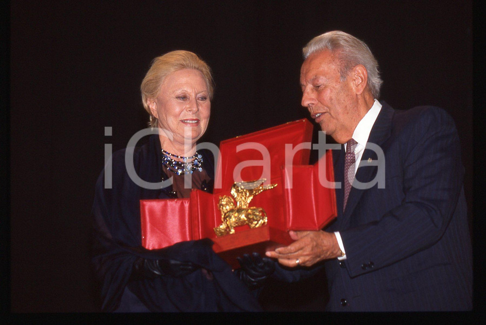 35mm vintage slide* 1996 VENEZIA Michèle MORGAN Gian Luigi RONDI - LEONE D'ORO 4 La diapositiva &egrave; stata scattata in occasione della Mostra del Cinema e compare Gian Luigi RondiDiapositiva d'epoca, in formato 35 mm. CONDIZIONI: GOODE' severamente vietata la riproduzione. Tutti i diritti sono riservati. ICharta mette in vendita, sul negozio eBay e in esclusiva sul sito "icharta" il proprio archivio composto da numerose diapositive e negativi fotografici d'epoca, tutti originali e autentici, che attraversano la storia del costume italiano tra gli la fine degli anni Sessanta e Novanta.Si tratta di uno sguardo inedito sull'attualit&agrave;, la politica, la vita quotidiana, il gossip e la cultura, che fotografa il cambiamento della nazione in quest'ultimo scorcio del XX secolo. Un'occasione unica per il mercato del collezionismo, che vede finalmente disponibile un archivio eccezionale per vastit&agrave;, tematiche e condizioni, in un settore (il negativo fotografico e la diapositiva) di assoluta novit&agrave; e dalle interessanti prospettive di investimento.  originale e autentica 1