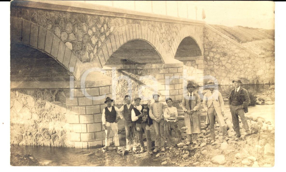 Fotografia d epoca originale 1920 ca AREA CAMPANA ? Garzoni e ingegneri presso un torrente Foto CURIOSA 1
