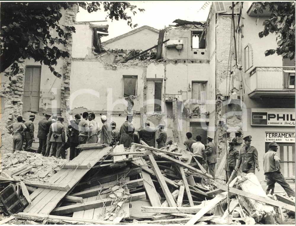 1968 RIVANAZZANO Case devastate da esplosione tubature del gas *Foto 24x18 cm Fotografia d'epoca, con didascalia coeva al verso. CONDIZIONI: GFORMATO: 24x18 cm     originale e autentica 1
