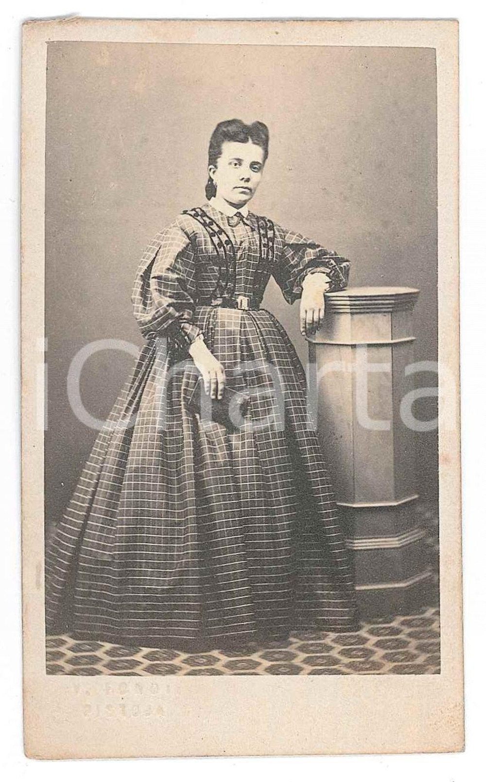 Fotografia d epoca originale 1870 ca PISTOIA Donna in abito a quadretti  Ritratto Foto V. FONDI CDV 1
