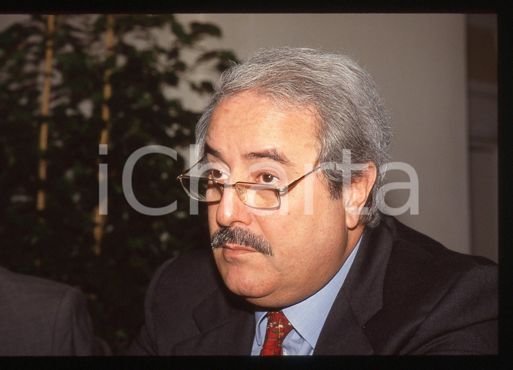 35mm vintage slide*1992 ROMA Giovanni FALCONE Convegno Droga: impero del male 13  Diapositiva d'epoca, in formato 35 mm.Nella diapositiva compare Giovanni Falcone, ospite del convegno "Droga: il nuovo impero del male. Una guerra globale e planetaria", tenutosi a Roma il 12 maggio 1992, undici giorni prima della strage di Capaci nella quale fu ucciso.CONDIZIONI: GOOD  Tutti i diritti riservati.E' severamente vietata la riproduzione. ICharta mette in vendita, sul negozio eBay e in esclusiva sul sito "icharta" il proprio archivio composto da numerose diapositive e negativi fotografici d'epoca, tutti originali e autentici, che attraversano la storia del costume italiano tra gli la fine degli anni Sessanta e Novanta.Si tratta di uno sguardo inedito sull'attualit&agrave;, la politica, la vita quotidiana, il gossip e la cultura, che fotografa il cambiamento della nazione in quest'ultimo scorcio del XX secolo. Un'occasione unica per il mercato del collezionismo, che vede finalmente disponibile un archivio eccezionale per vastit&agrave;, tematiche e condizioni, in un settore (il negativo fotografico e la diapositiva) di assoluta novit&agrave; e dalle interessanti prospettive di investimento.  originale e autentica 1