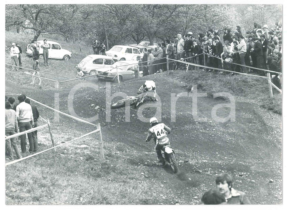 Fotografia d epoca originale 1981 NEMBRO Campionato italiano MOTOCROSS Pilota caduto dalla moto  Foto 18x12 1