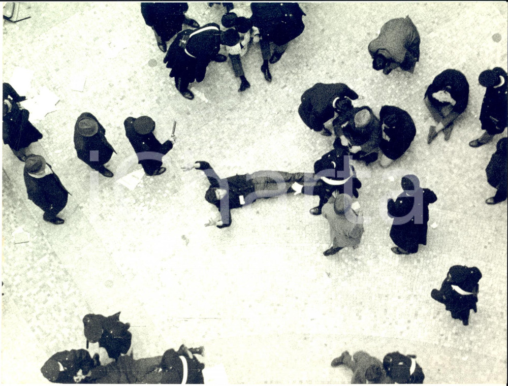 1968 MILANO Occupazione Liceo PARINI - Polizia perquisisce gli studenti *Foto
