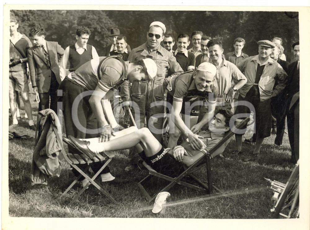 1953 LONDON BRITAIN CYCLE RACE Eugène TAMBURLINI receiving a massage *Photo