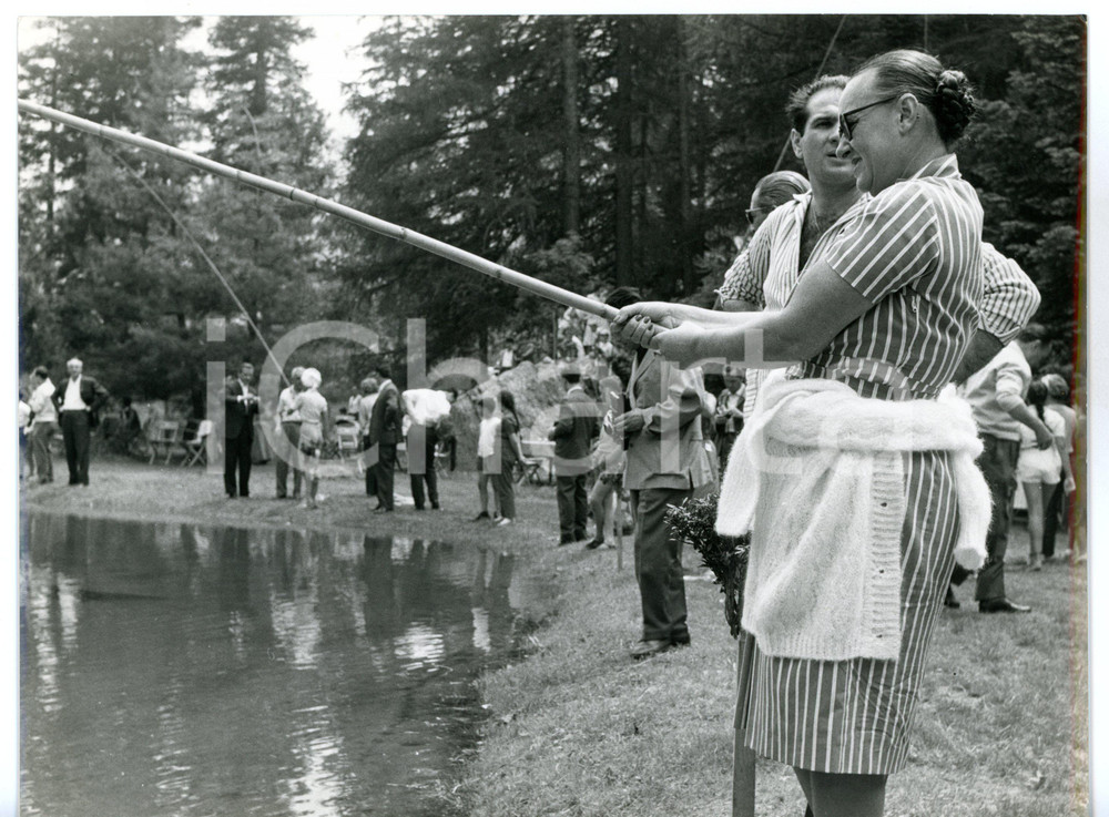 1960 ca GRESSONEY Ave NINCHI durante tradizionale pesca alle trote - Foto 24x18