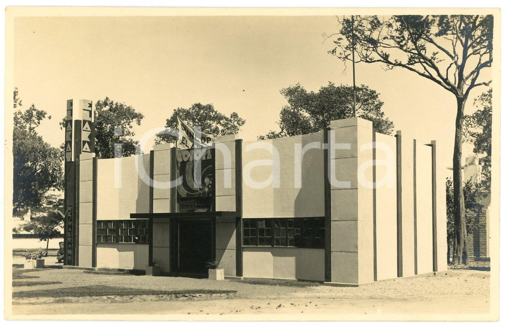 1931 CONGO Elisabethville World Fair - Pavilion COFOKA - Photo Léopold GABRIEL Fotografia originale d'epoca, in formato cartolina postale, con didascalia manoscritta al verso che indica il padiglione della Compagnie Fonci&egrave;re Cofoka.FOTOGRAFO: L&eacute;opold Gabriel - Elisabethville  GOOD/buono  Formato: 14x9 cm originale e autentica 1