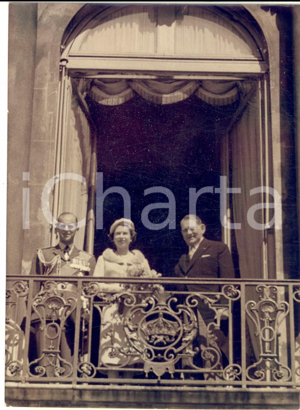 1957 PARIS ELYSEE Reine Elizabeth, Prince Philip et prÃ©sident RenÃ© COTY *Photo Fotografia d'epoca con didascalia coeva.  CONDIZIONI: G FORMATO:  12x16 cm     originale e autentica 1