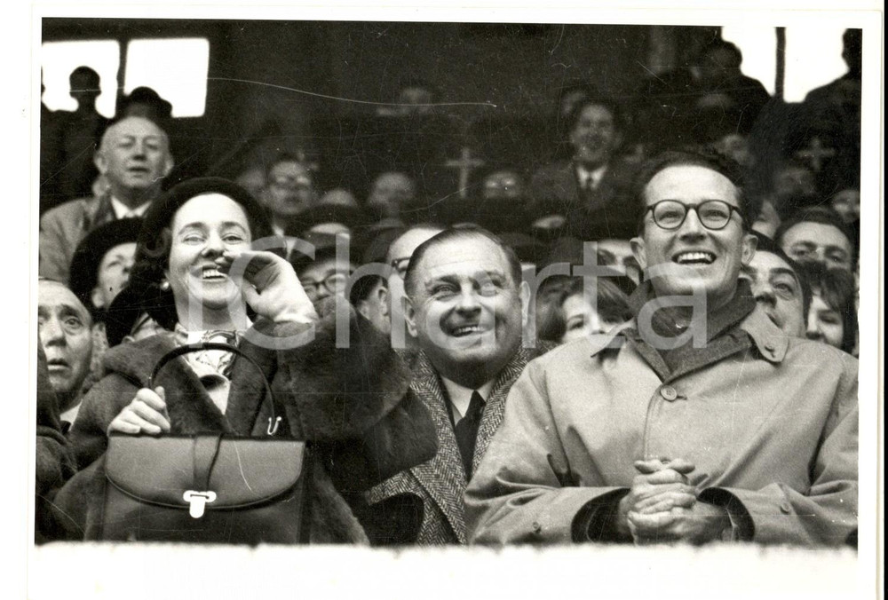 Fotografia d epoca originale 1960 ca BELGIO Re Baldovino e Fabiola assistono divertiti a un evento Foto 1