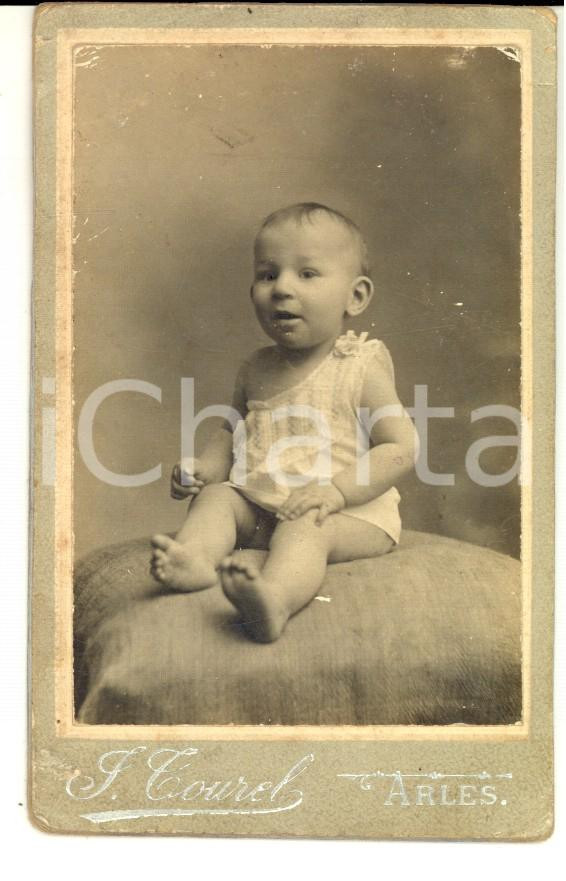 Fotografia d epoca originale 1900 ca ARLES F Bambino di pochi mesi con abito bianco Foto F. TOUREL CDV 1